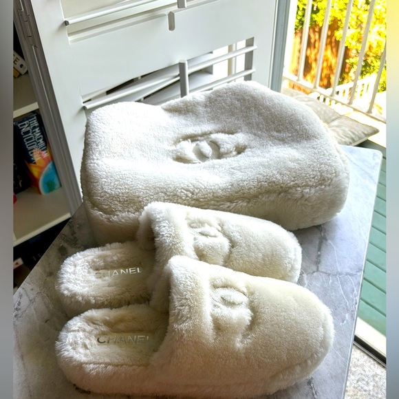 EUC Chanel ivory shearling Furry Slippers and carrying case Set size 38 - Picture 1 of 8